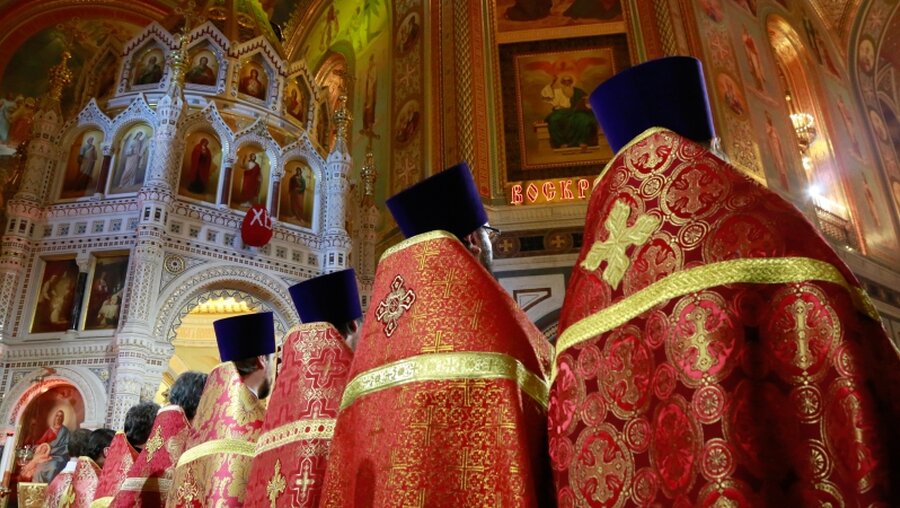 Geistliche beim orthodoxen Gottesdienst (Archiv) / © Natalia Gileva (KNA)