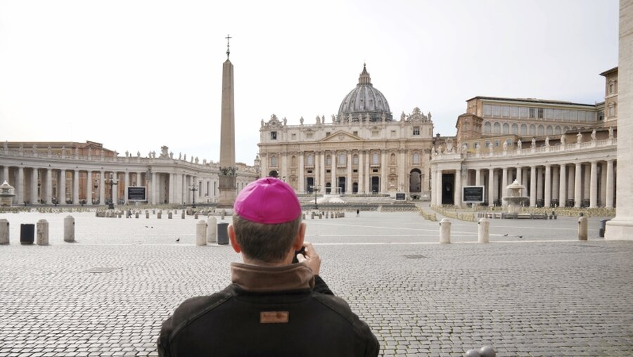 Geistlicher im Vatikan / © Andrew Medichini (dpa)
