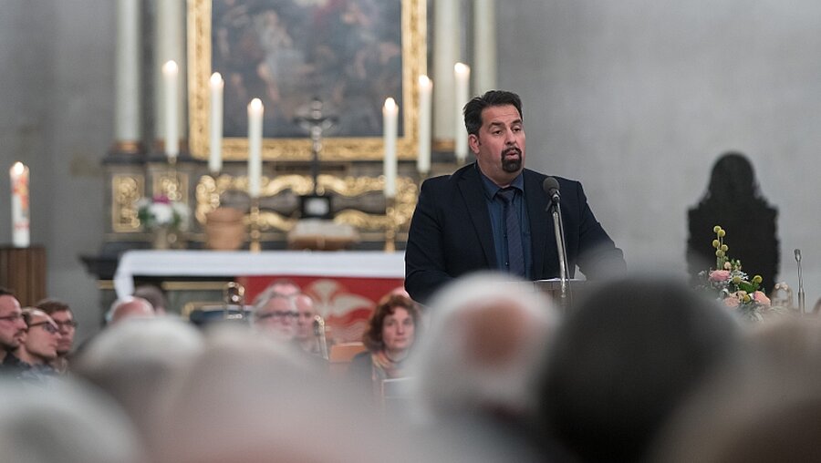 Auftritt des Vorsitzenden des Zentralrates der Muslime, Aiman Mazyek, in einer evangelischen Kirche. / © Daniel Karmann (dpa)