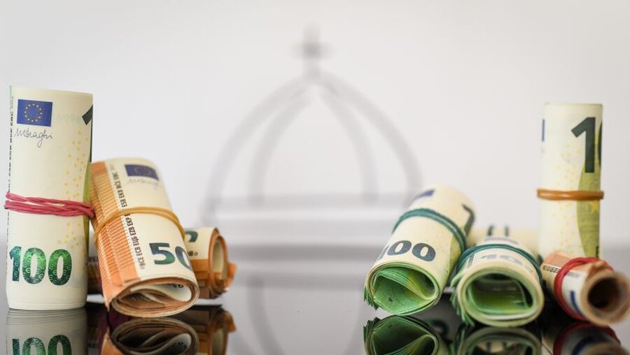 Geldscheine vor Kuppel / © Julia Steinbrecht (KNA)