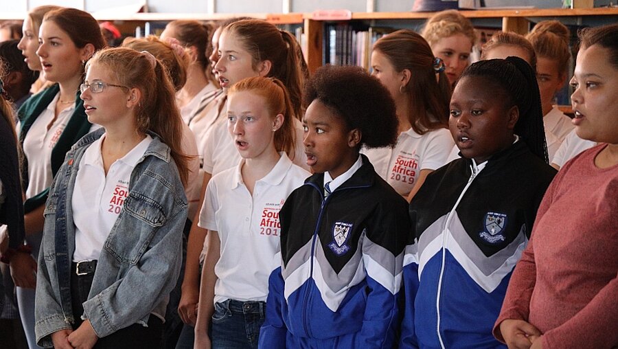 Gemeinsames Singen mit Schülern in Südafrika  / © Bernhard Walterscheid  (Kölner Dommusik)