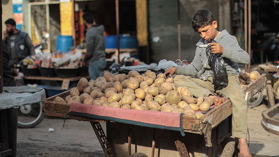 Gemüsemarkt in Idlib, Syrien. Für den Großteil der Bevölkerung im Norden Syriens fallen die Einkäufe aufgrund der sich verschlechternden wirtschaftlichen Situation klein aus. / © Moawia Atrash/ZUMA Wire (dpa)