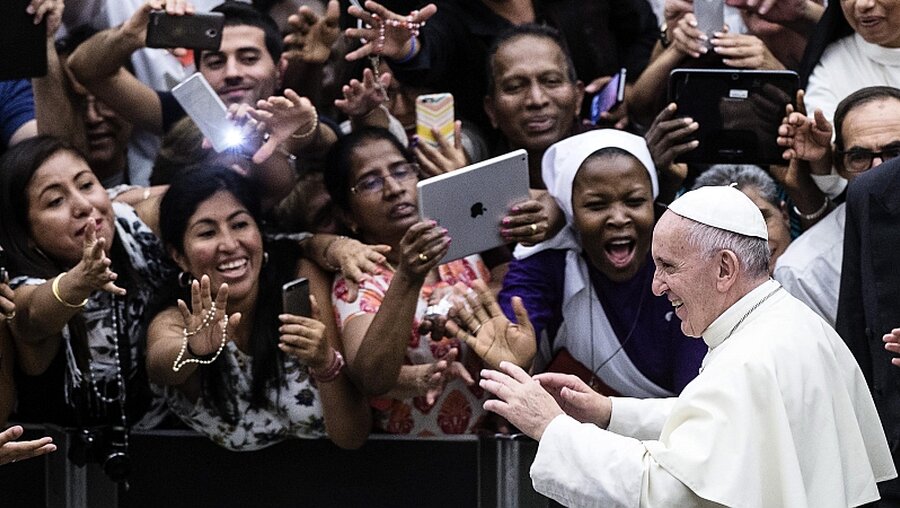Papst Franziskus bei der Generalaudienz / © Angelo Carconi (dpa)