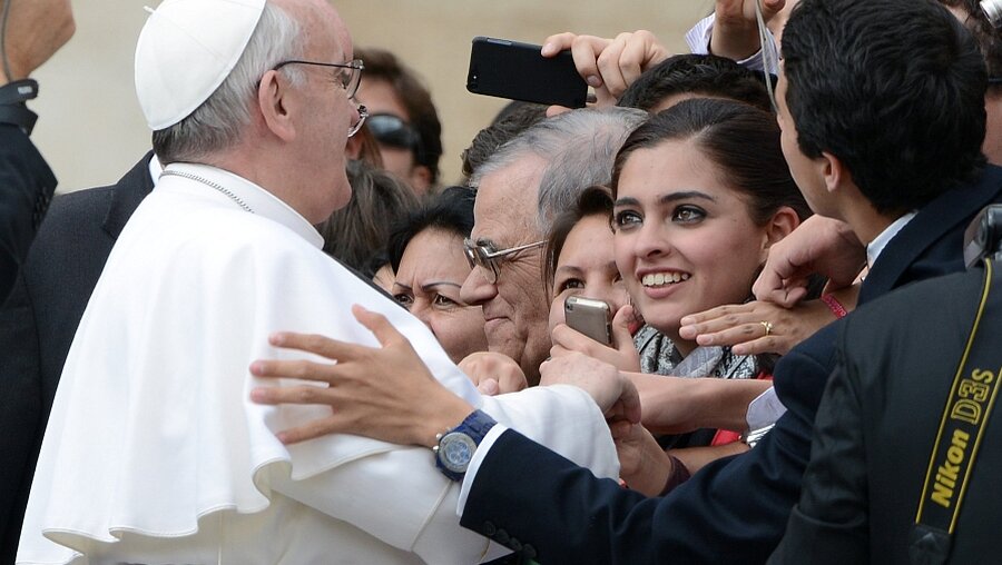 Papst Franziskus mit Gläubigen nach seiner ersten Generalaudienz am 27.3.13 (KNA)