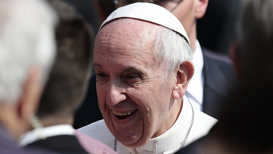 Papst Franziskus lacht / © Evandro Inetti (dpa)