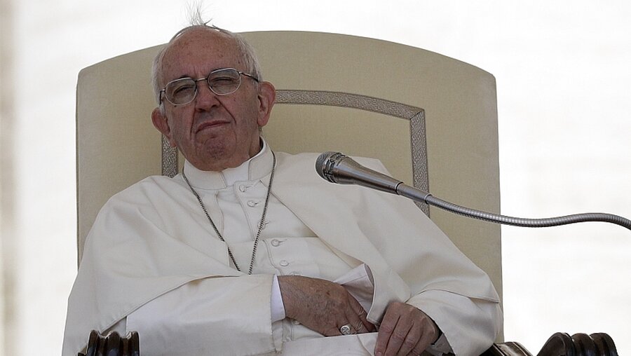 Papst Franziskus bei der Generalaudienz / © Andrew Medichini (dpa)