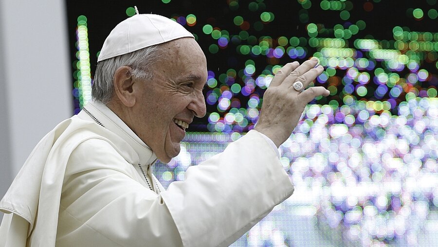 Gut gelaunter Papst Franziskus / © Paul Haring (KNA)