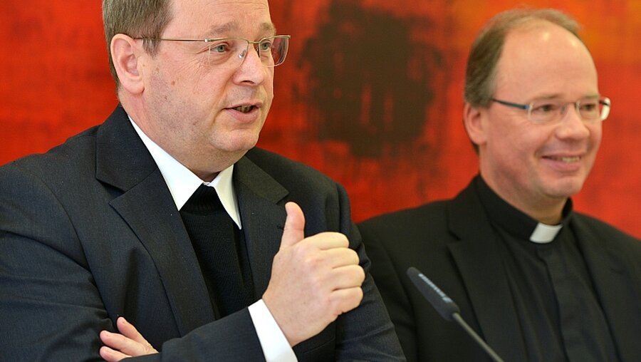 Generalvikar Bätzing mit Bischof Ackermann (r) / © Harald Tittel (dpa)