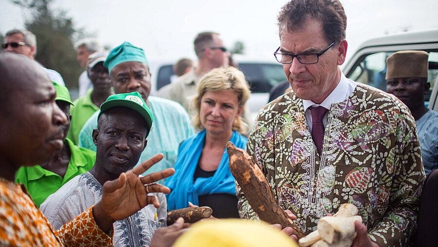 Gerd Müller in Nigeria / © Michael Hanschke (dpa)