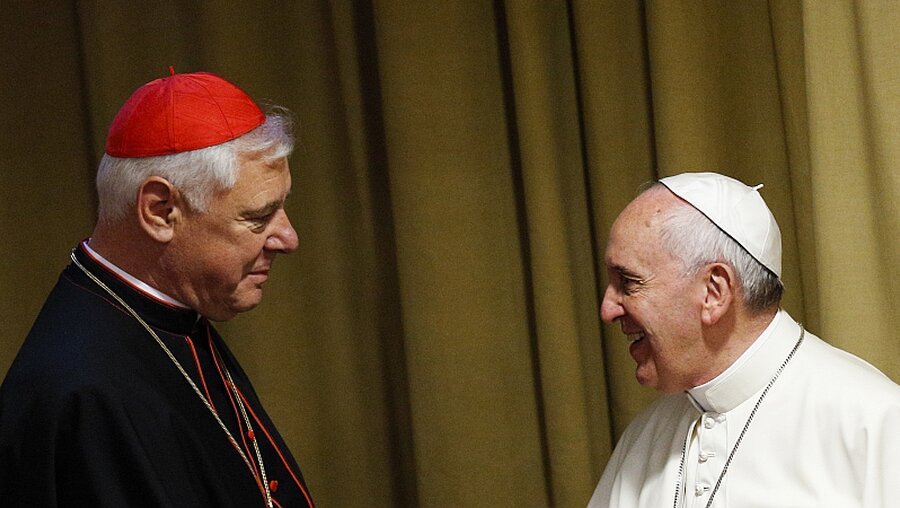 Kardinal Gerhard Ludwig Müller und Papst Franziskus  / © Paul Haring (KNA)