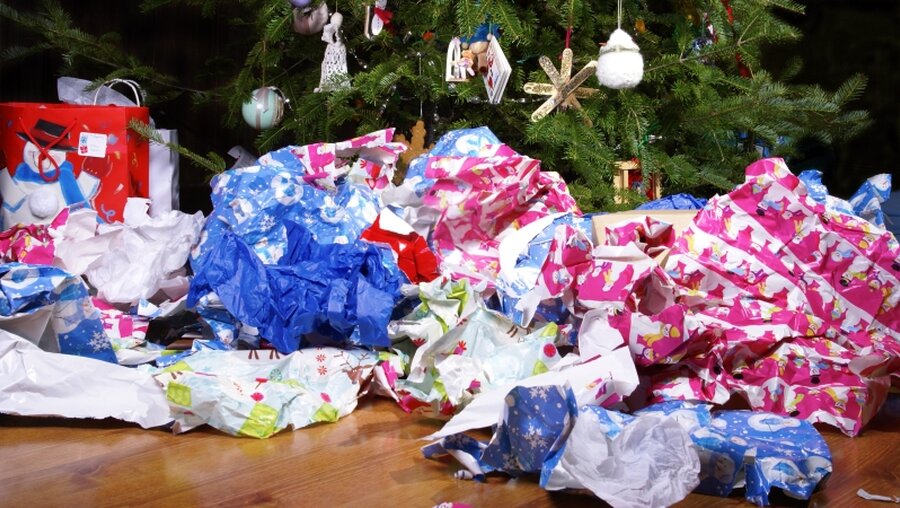 Geschenkpapierchaos unter dem Weihnachtsbaum / © Saje (shutterstock)