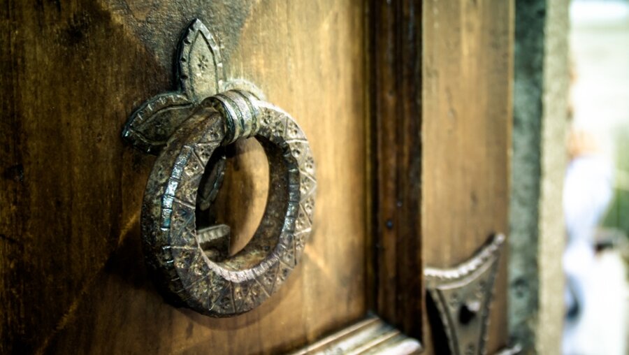 Ein Klopfen an der inneren Tür / © Thoom (shutterstock)