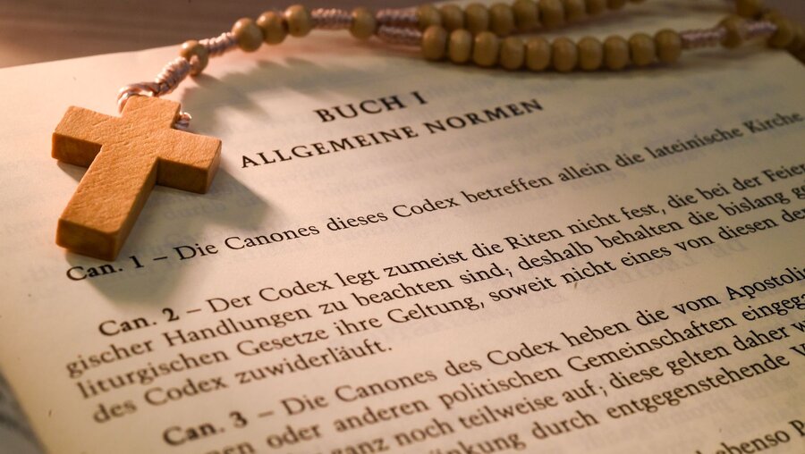 Gesetzbuch des katholischen Kirchenrechts / © Harald Oppitz (KNA)