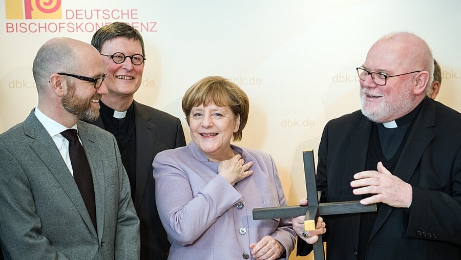 Peter Tauber, Kardinal Woelki, Angela Merkel und Kardinal Marx (v.l.n.r.) / © Soeren Stache (dpa)
