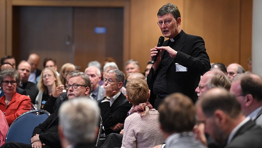 Kardinal Woelki spricht auf der Schlussrunde des Gesprächsprozesses 2015 in Würzburg / © Harald Oppitz (KNA)