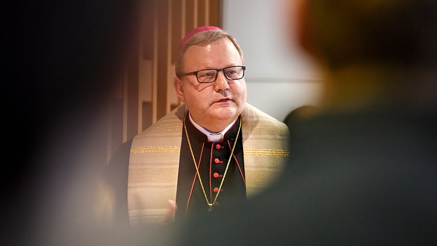 Bischof Franz-Josef Bode in seinem Ornat / © Harald Oppitz (KNA)