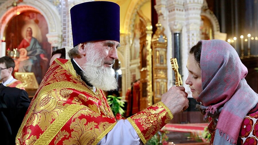 Gläubige küsst ein Kruzifix im Gottesdienst / © Natalia Gileva (KNA)