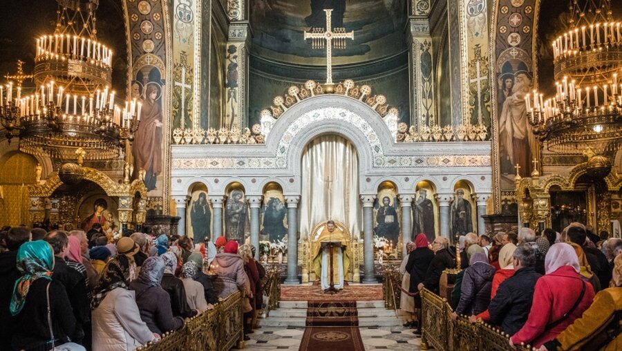 Gläubige während eines ukrainisch-orthodoxen Gottesdienstes des Kiewer Patriarchats / © Andrey Lomakin (KNA)