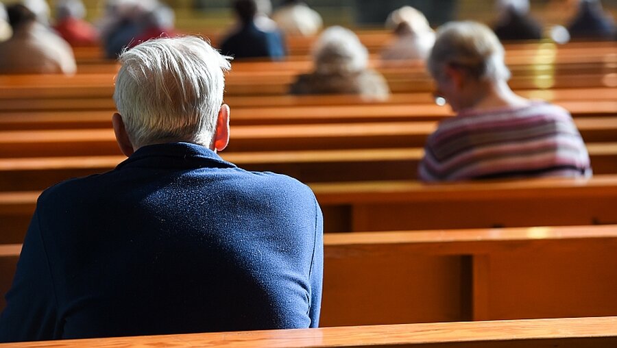 Ältere Gläubige im Gottesdienst / © Harald Oppitz (KNA)