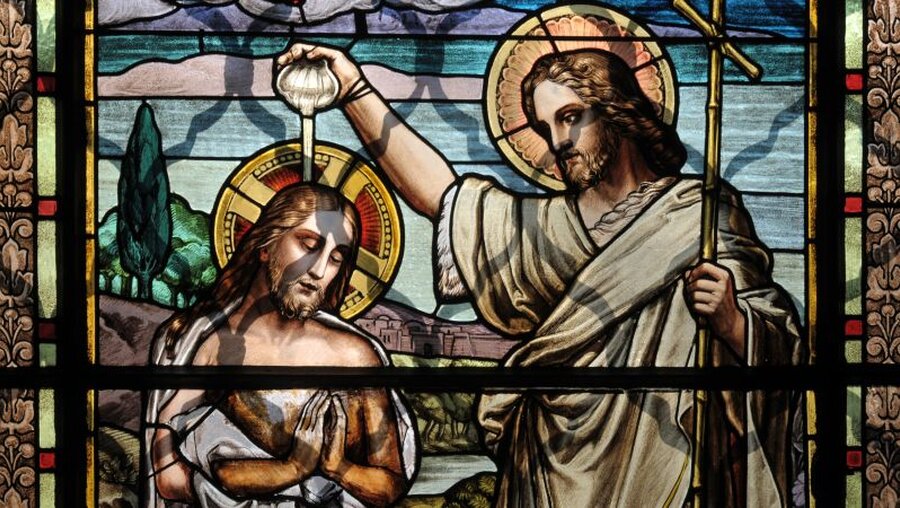 Glasmalerei der Taufe Jesu durch Johannes / © vesilvio (shutterstock)