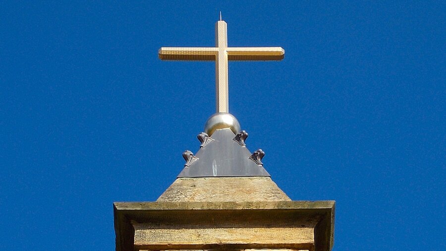 Glockenturm mit Kreuz in St. Meinrad in den USA / © Katie Rutter (KNA)