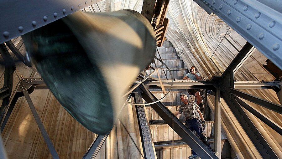 Glockenwartung im Kölner Dom  / © Oliver Berg (dpa)