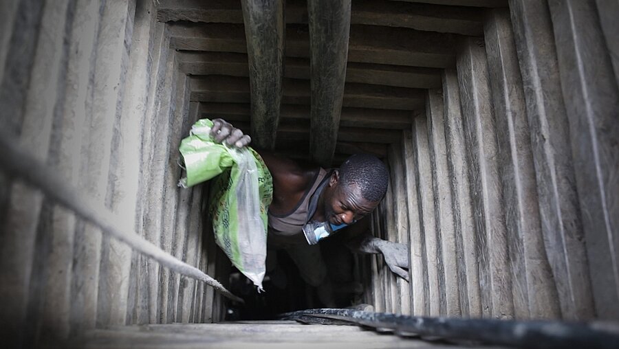 Minenarbeiter geht unter Tage in Afrika / © Dai Kurokawa (dpa)