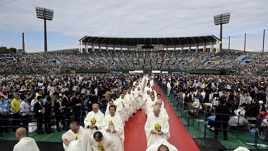 Gottesdienst im Baseballstadion von Nagasaki / © Gregorio Borgia (dpa)