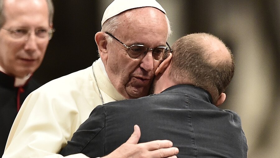 Papst mit Trauernden / © Cristian Gennari (KNA)