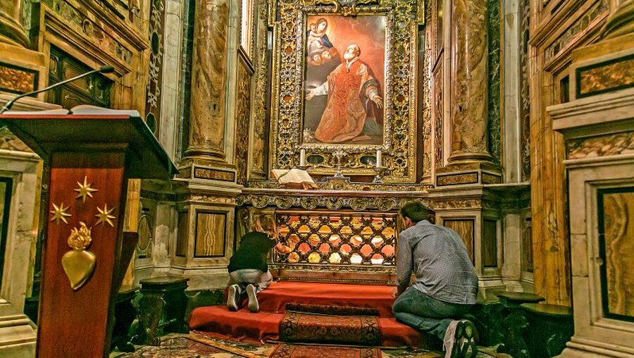 Grab von Philipp Neri in der Grabkapelle der Kirche Santa Maria / © Stefano Dal Pozzolo/Romano Siciliani (KNA)