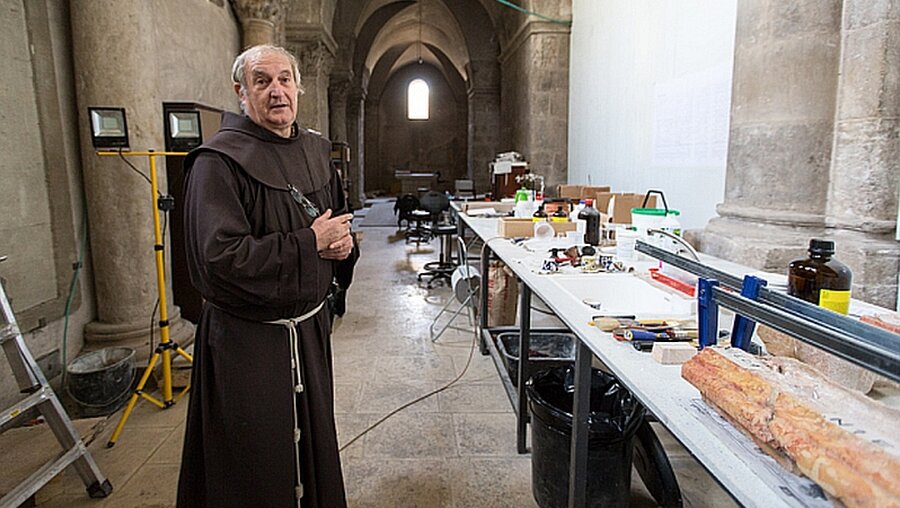 Franziskanerpater Eugenio Alliata in der Jerusalemer Grabeskirche / ©  Andrea Krogmann (KNA)