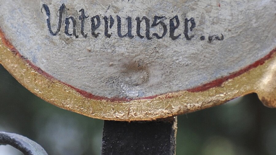 Grabkreuz mit Vaterunser-Aufschrift / © Barbara Mayrhofer (KNA)