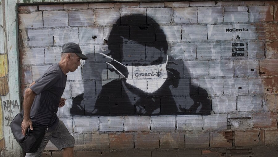 Graffiti mit der Abbildung des brasilianischen Präsidenten Jair Bolsonaro / © Silvia Izquierdo (dpa)
