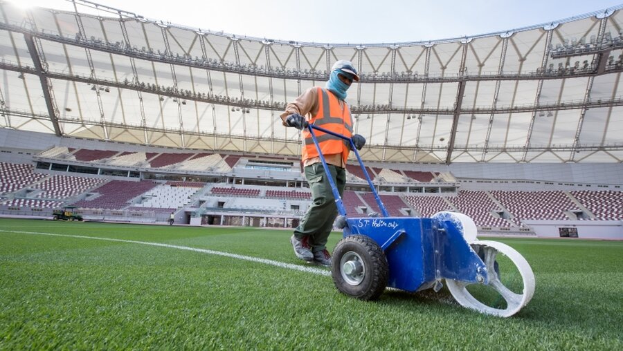 Greenkeeper im Khalifa International Stadion in Katar / © Peter Kneffel (dpa)