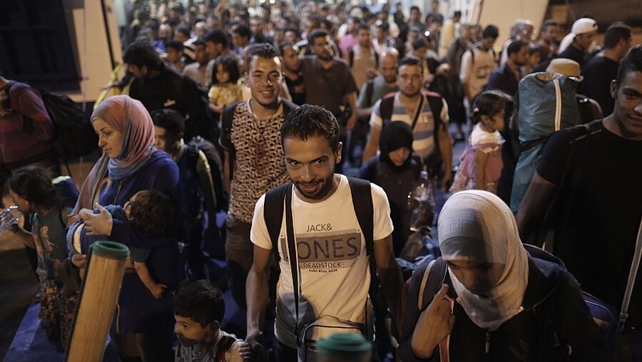 Syrische Flüchtlinge kommen per Fähre in Piräus nahe Athen an / © Yannis Kolesidis (dpa)