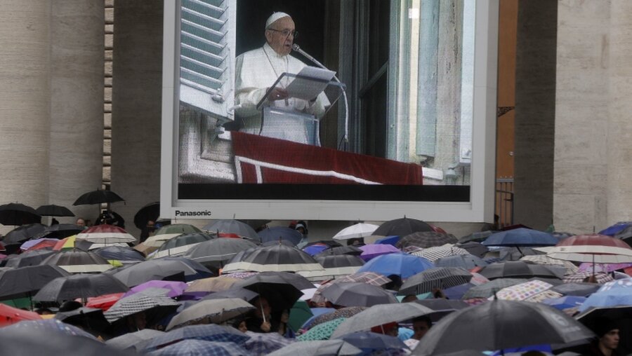 Großleinwand mit Papst Franziskus / © Gregoria Borgia/AP (dpa)