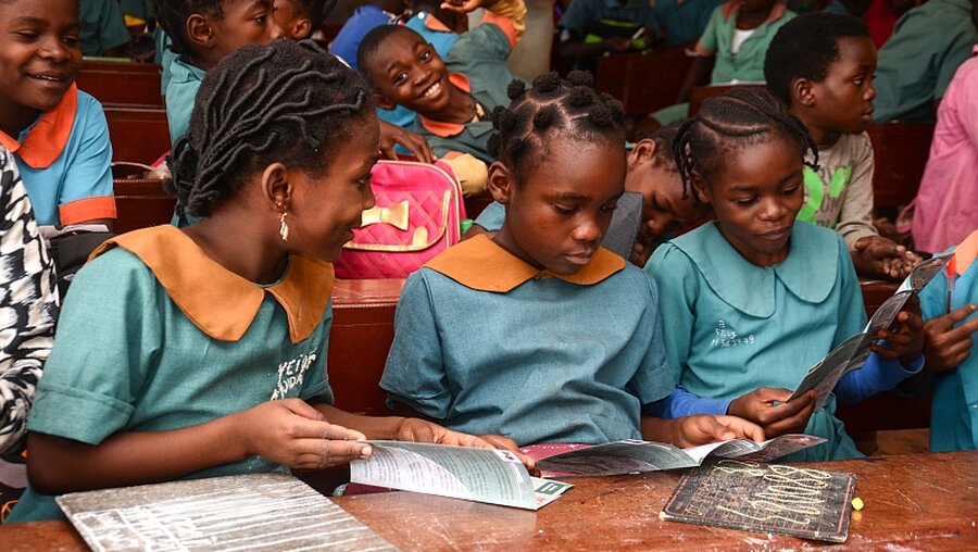 Grundschülerinnen in Kamerun / © Katrin Gänsler (KNA)