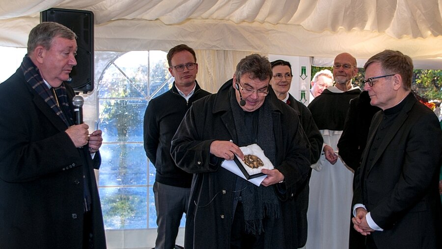 Der Generalsekretär des Bonifatiuswerkes, Monsignore Austen, übergibt ein Relief der Heiligen Familie an die Kirchenvertreter Trondheims (Bonifatiuswerk)