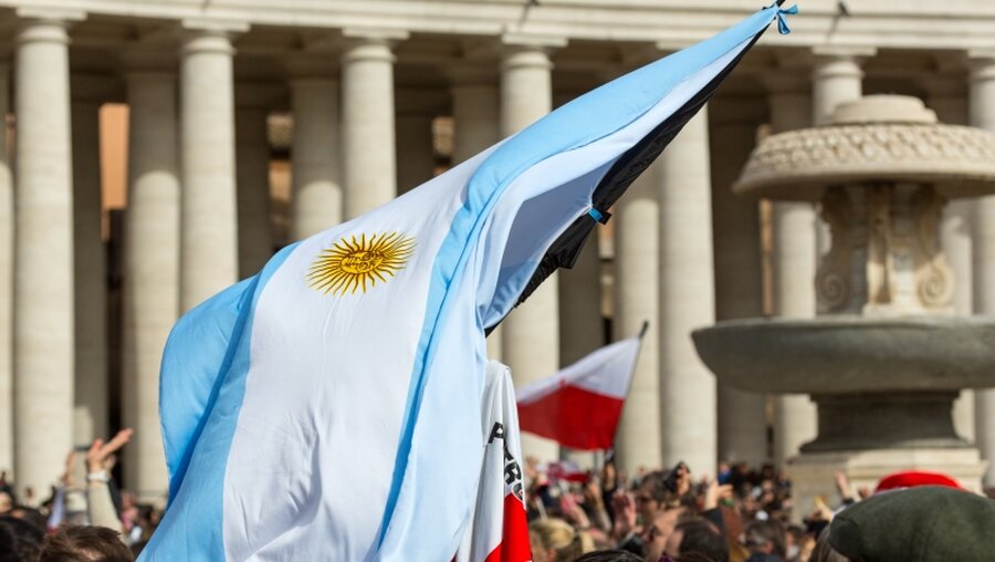 Gruppe mit argentinischer Fahne im Vatikan / © MACH Photos (shutterstock)