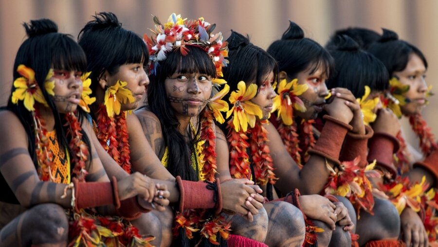 Gruppe von jungen Indigenen in Brasilien / © Marcelo Camargo (dpa)