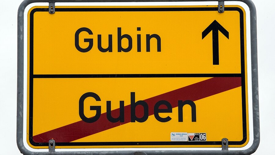 Ortsschild Guben - Gubin (dpa)