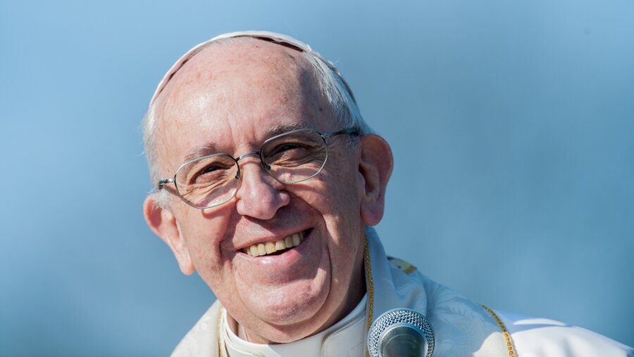Gut gelaunt: Papst Franziskus / © Massimiliano Migliorato (KNA)