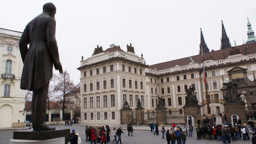 Statue von Tomas Garrigue Masaryk, des Gründers der Tschechoslowakei, vor der Prager Burg / © Kilian Kirchgeßner (epd)