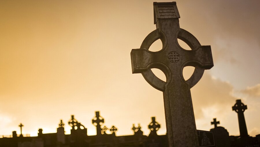 Grabsteine mit Rundkreuzen in Irland / © Jens-Christof Niemeyer (epd)