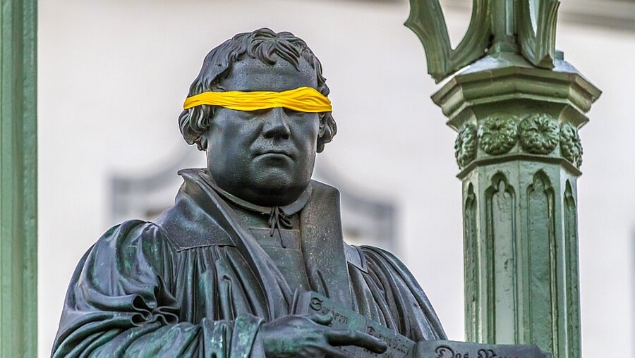 Martin-Luther-Statue mit Augenbinde / © Alexander Baumbach (epd)