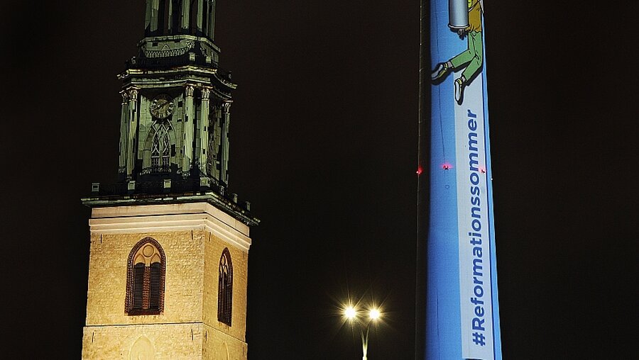 Lichtprojektion am Berliner Fernsehturm / © Jürgen Blume (epd)