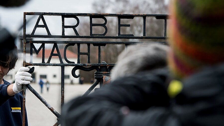 Historisches Tor ist wieder zurück in Dachau / © Lukas Barth (epd)