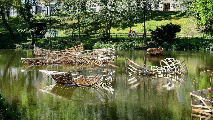 Installation "Boote auf dem Schwanenteich" bei der Weltausstellung Reformation in Wittenberg / © Jens Schlueter (epd)