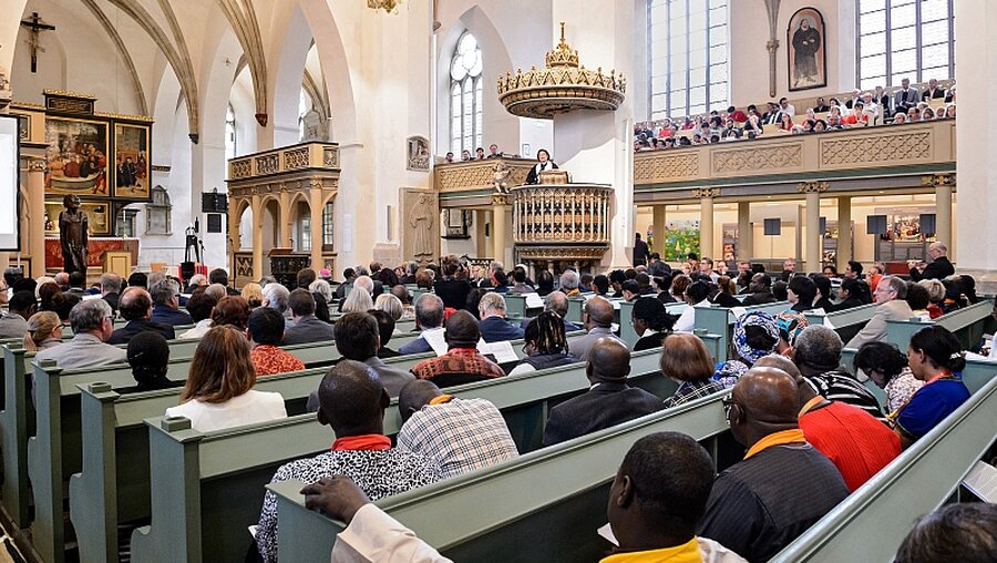 Ökumenischer Festgottesdienst in der Wittenberger Stadtkirche / © Jens Schlueter (epd)
