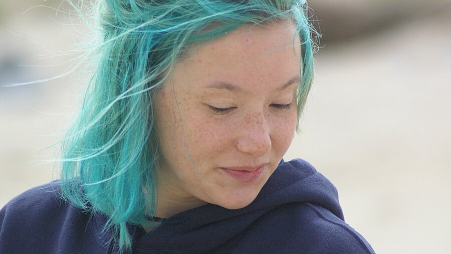 Haare, grün wie der Frühling und ein bisschen blau, wie der Himmel / © Angela Krumpen  (ak)